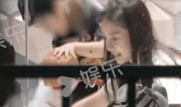 娱乐吃瓜酱老奶奶淋雨,雨中老奶奶的娱乐吃瓜酱传奇