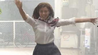 娱乐吃瓜酱踩井盖